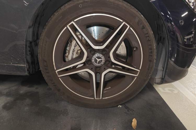 Used Mercedes-Benz E-Class 2021 Restyled E 260 Luxury Sports Edition Right Front Wheel Hub