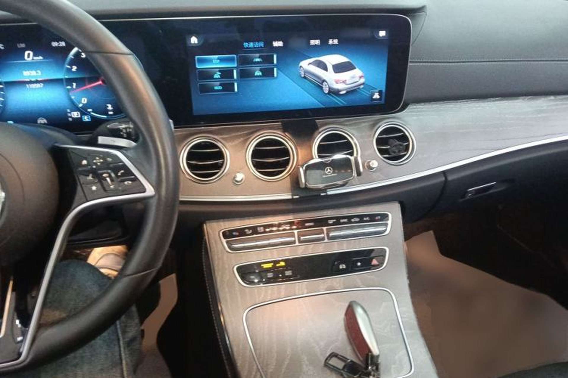 Used Mercedes-Benz E-Class 2021 E 300 L Premium Edition Center Console