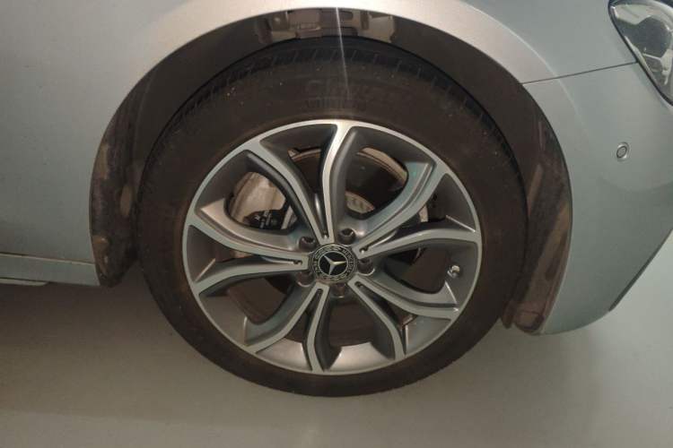 Used Mercedes-Benz E-Class 2021 Restyled E 300 L Sport Luxury Edition Right Front Wheel Hub