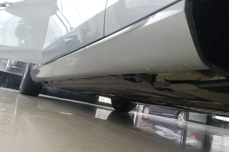Used Mercedes-Benz E-Class 2021 E 300 L Premium Edition Right Side Sill