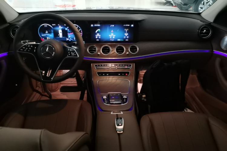 Used Mercedes-Benz E-Class 2021 E 300 L Luxury Model Center Console