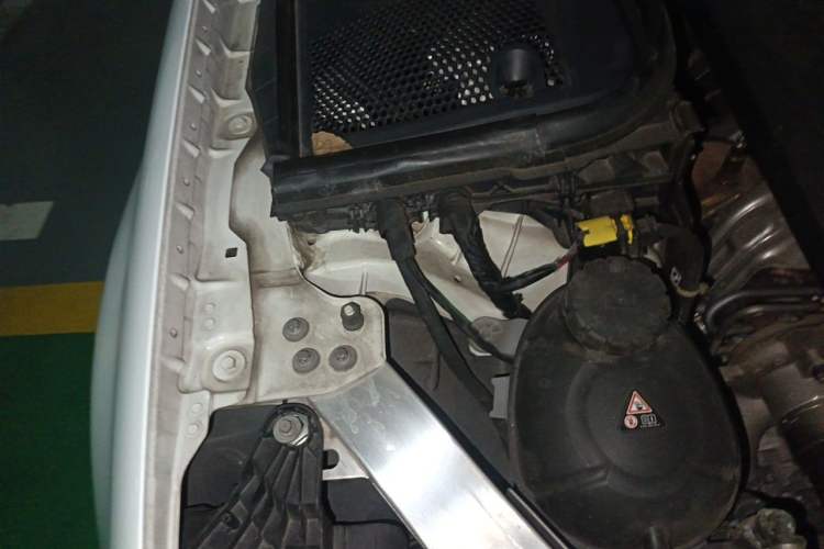 Used Mercedes-Benz E-Class 2021 E 300 L Premium Edition Engine Bay Right
