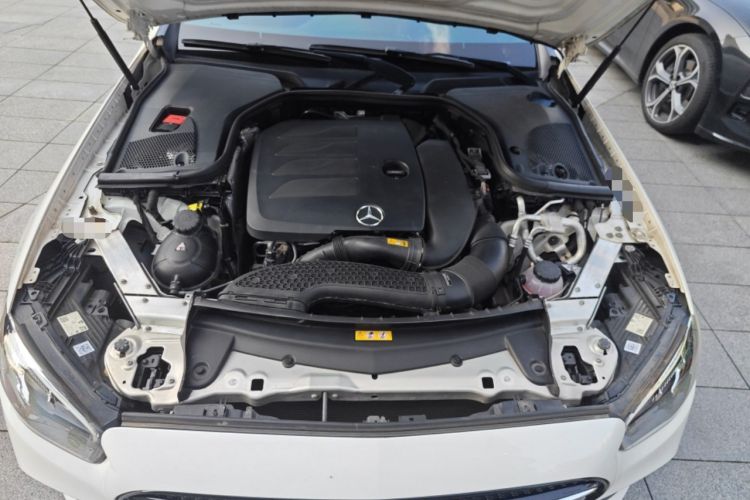Used Mercedes-Benz E-Class 2021 E 260 Coupe Engine Bay