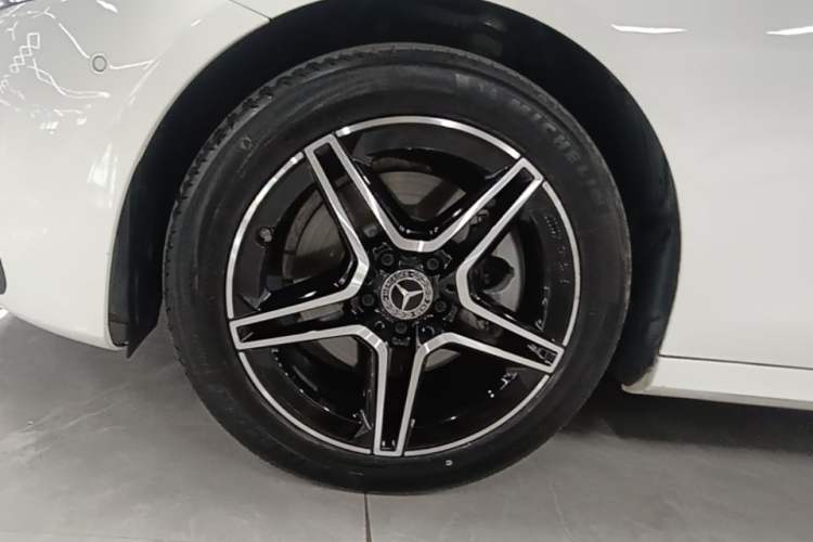 Used Mercedes-Benz E-Class 2021 E 260 Stylish Sports Edition Left Front Wheel Hub