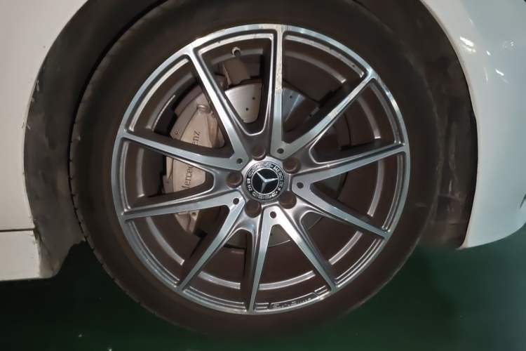 Used Mercedes-Benz E-Class  Right Front Wheel Hub