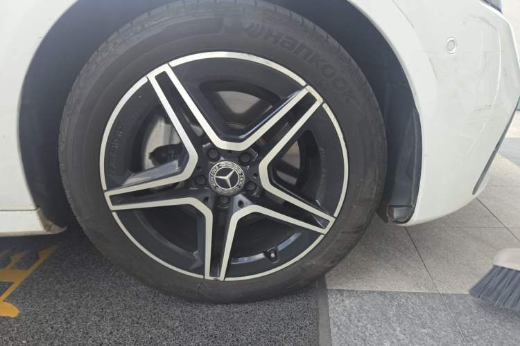 Used Mercedes-Benz E-Class 2021 Updated E 260 Fashion Sport Edition Right Front Wheel Hub