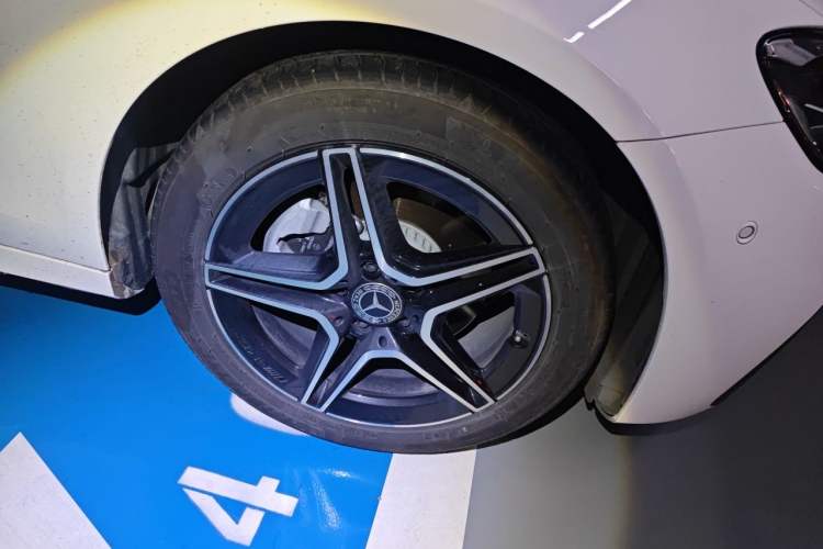 Used Mercedes-Benz E-Class 2021 Updated E 260 Fashion Sport Edition Right Front Wheel Hub