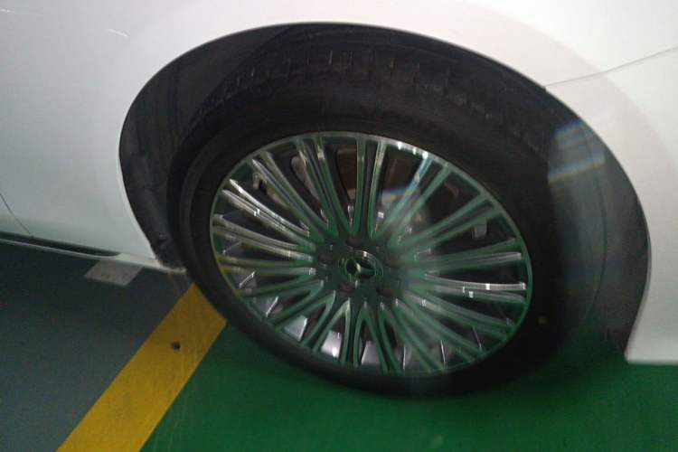 Used Mercedes-Benz E-Class 2021 E 300 L Premium Edition Right Front Wheel Hub