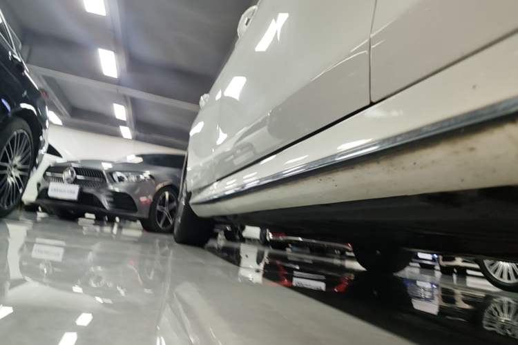Used Mercedes-Benz E-Class 2021 Facelift E 260 L Sport Edition Right Side Sill