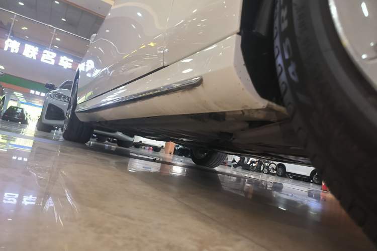 Used Mercedes-Benz E-Class 2021 E 300 L Sporty and Stylish Model Right Side Sill