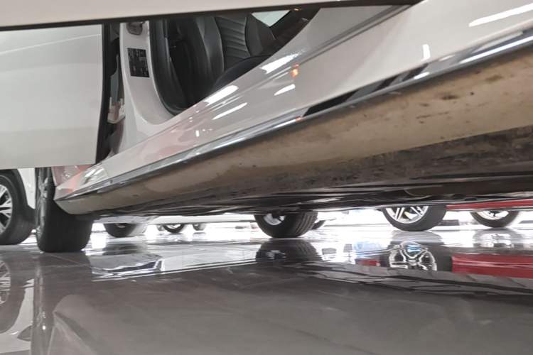 Used Mercedes-Benz E-Class 2021 Facelift E 260 L Sport Edition Right Side Sill