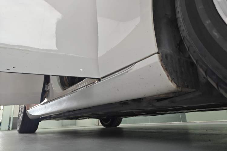 Used Mercedes-Benz E-Class 2021 Restyled E 300 L Luxury Edition Right Side Sill