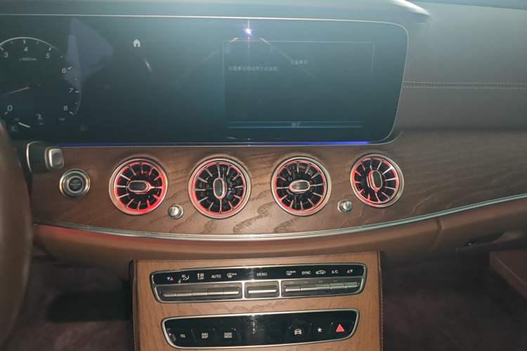 Used Mercedes-Benz E-Class 2022 Second Facelift E 300 L Fashion Edition Audio And AC Panel