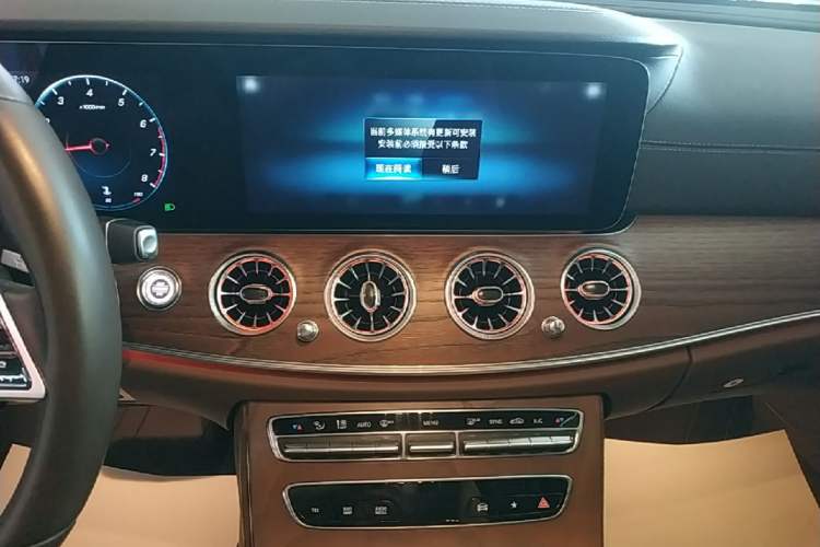 Used Mercedes-Benz E-Class 2022 Second Facelift E 300 L Luxury Edition Audio And AC Panel