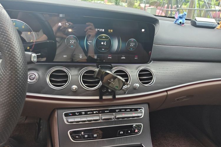 Used Mercedes-Benz E-Class 2022 Revised Version E 300 L Sport Luxury Edition Audio And AC Panel