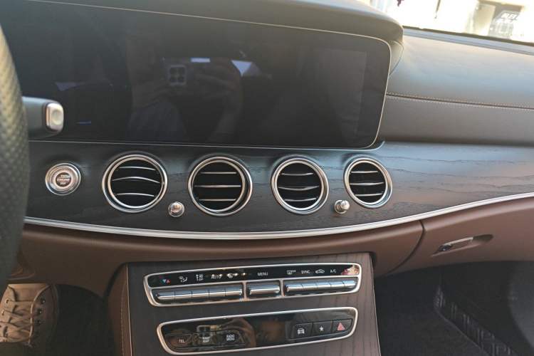 Used Mercedes-Benz E-Class 2022 Revised Version E 300 L Sport Luxury Edition Audio And AC Panel