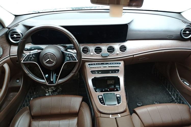 Used Mercedes-Benz E-Class 2022 Updated E 260 L Center Console
