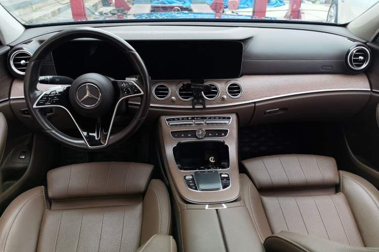 Used Mercedes-Benz E-Class 2022 Updated E 260 L Center Console