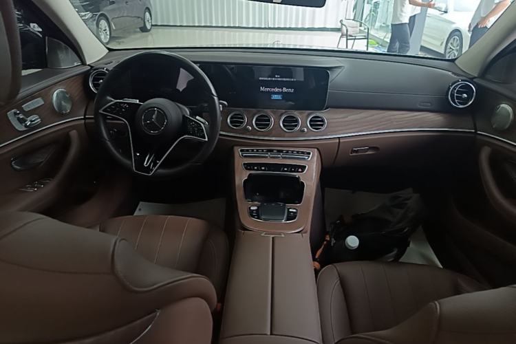Used Mercedes-Benz E-Class 2022 Revised Version E 300 L Fashion Edition Center Console