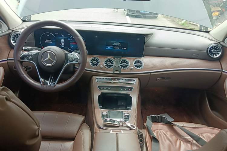Used Mercedes-Benz E-Class 2022 Updated E 260 L Center Console