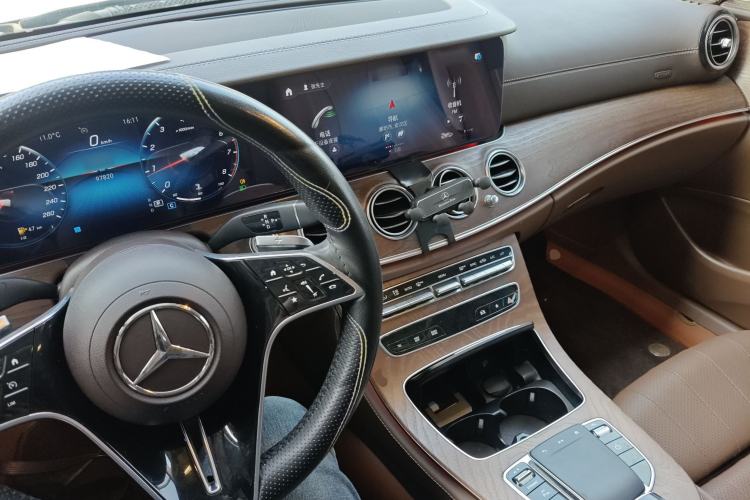 Used Mercedes-Benz E-Class 2022 Second Facelift E 300 L Fashion Edition Center Console