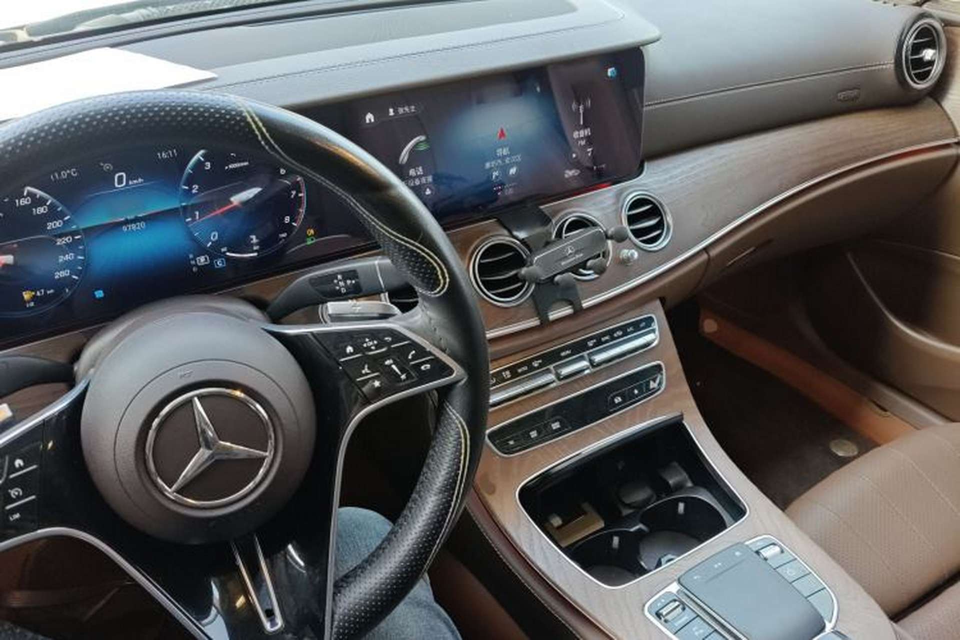 Used Mercedes-Benz E-Class 2022 Second Facelift E 300 L Fashion Edition Center Console