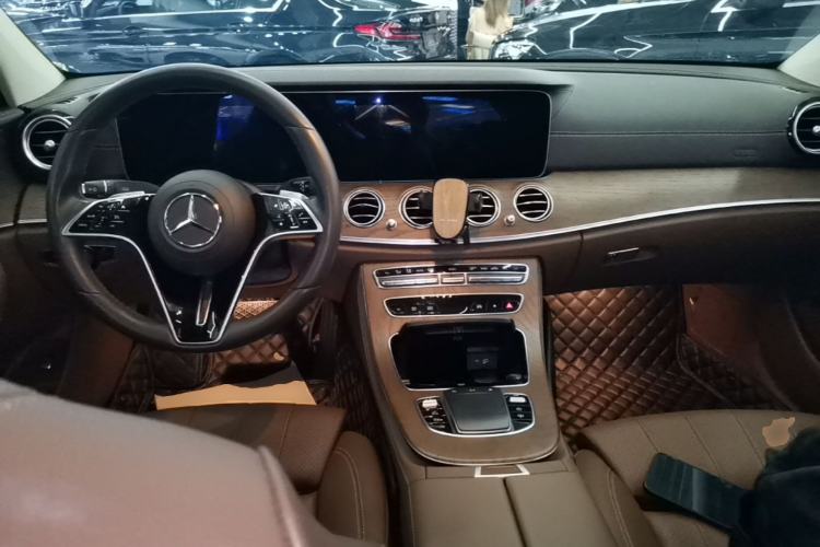 Used Mercedes-Benz E-Class 2022 Second Facelift E 300 L Luxury Edition Center Console