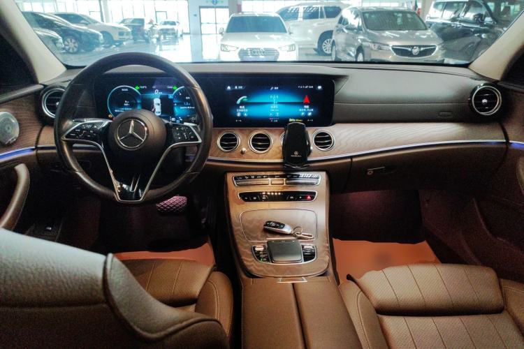 Used Mercedes-Benz E-Class 2022 Second Facelift E 300 L Fashion Edition Center Console