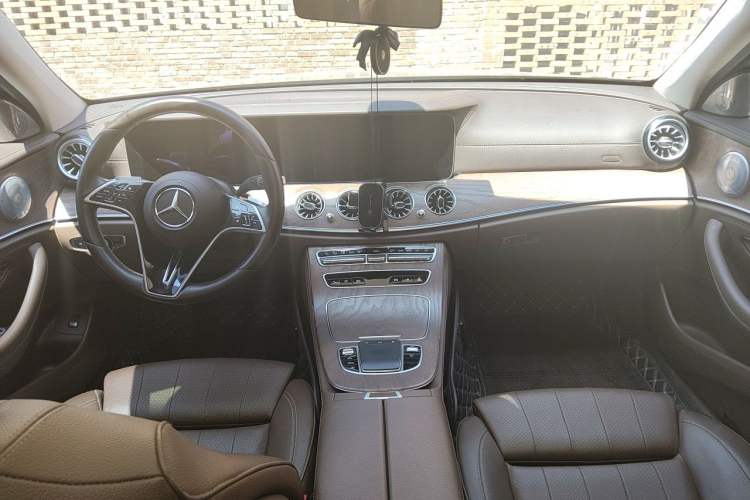 Used Mercedes-Benz E-Class 2022 E 260 L Center Console