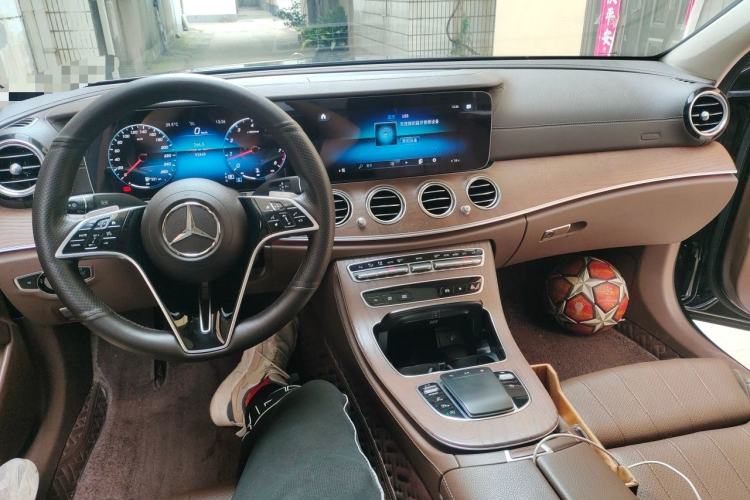 Used Mercedes-Benz E-Class 2022 E 260 L Center Console