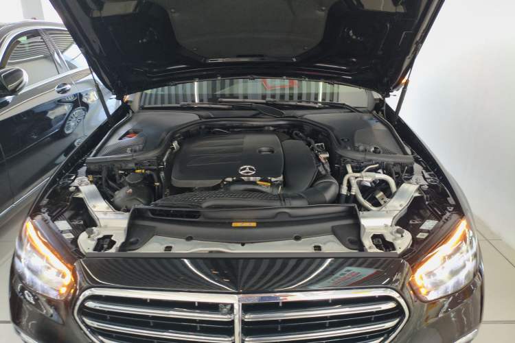 Used Mercedes-Benz E-Class 2022 Revised Version E 300 L Fashion Edition Engine Bay