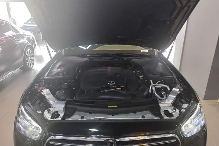 Used Mercedes-Benz E-Class 2022 Revised Version E 300 L Fashion Edition Engine Bay