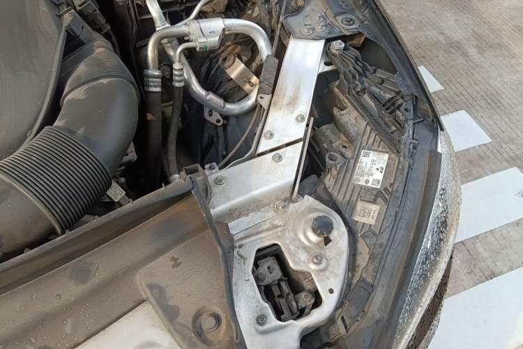 Used Mercedes-Benz E-Class 2022 Revised E 300 L Sporty and Stylish Edition Engine Bay Left