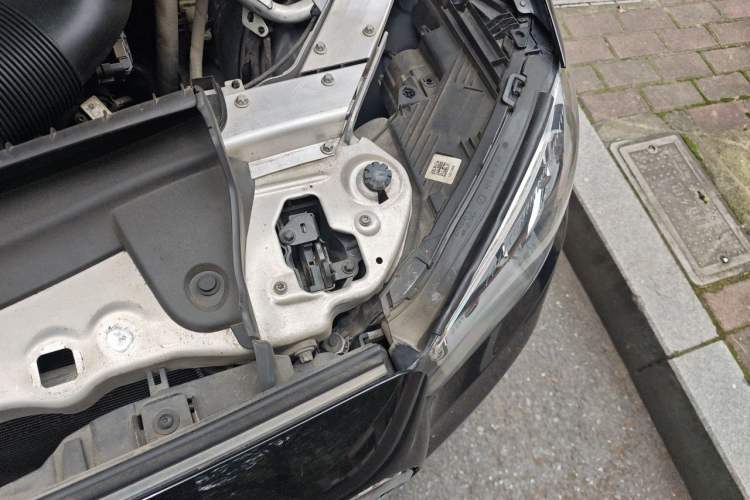 Used Mercedes-Benz E-Class 2022 E 260 L Engine Bay Left