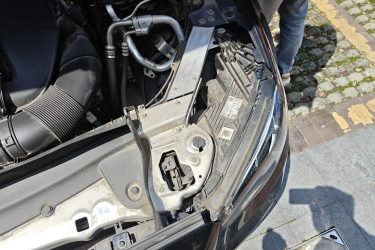 Used Mercedes-Benz E-Class 2022 Revised Version E 300 L Fashion Edition Engine Bay Left