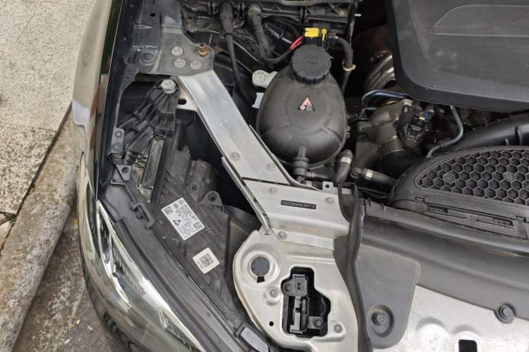 Used Mercedes-Benz E-Class 2022 E 300 L Stylish Model Engine Bay Right