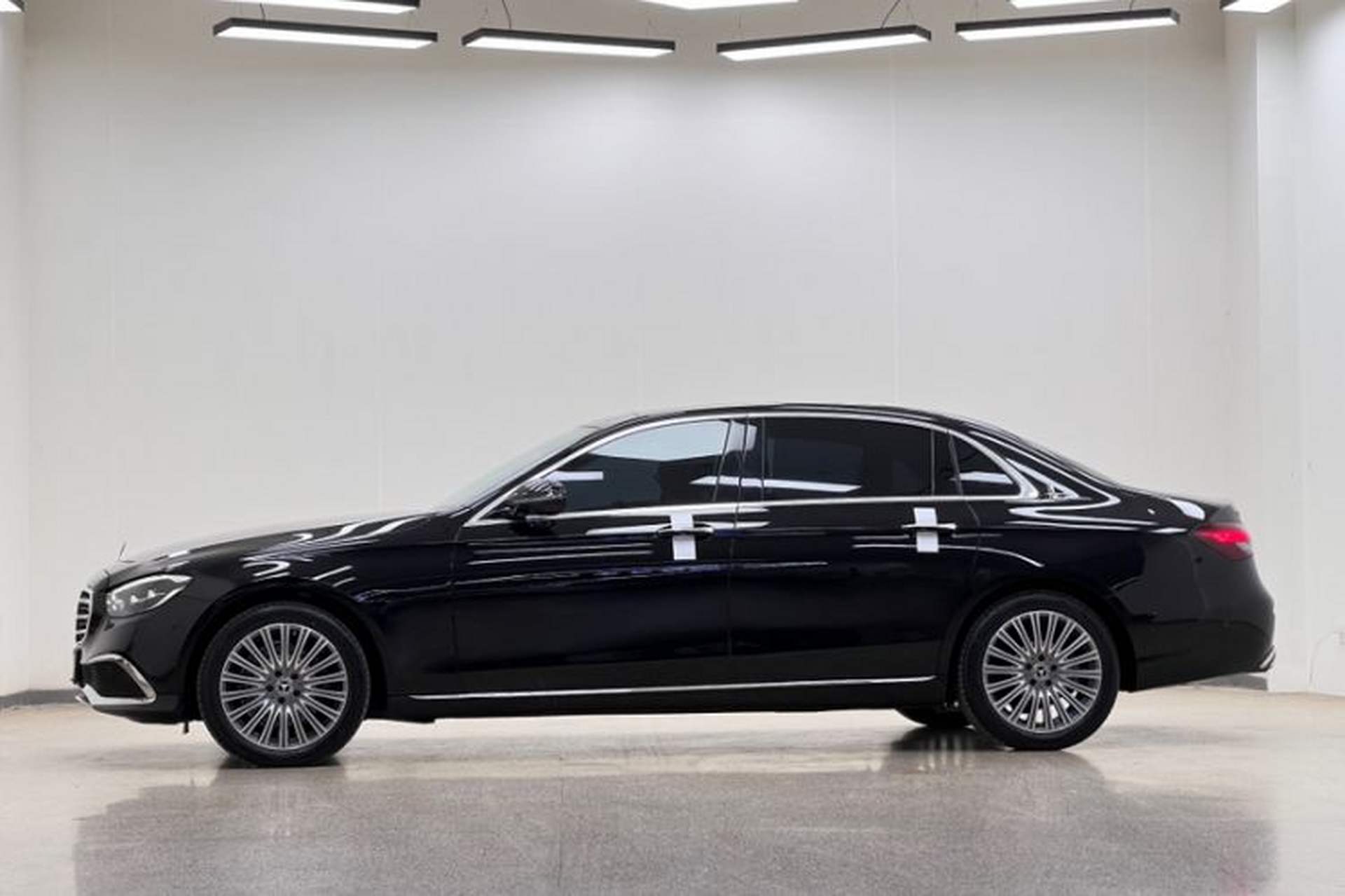 Used Mercedes-Benz E-Class 2022 Second Facelift E 300 L Luxury Edition Exterior 3