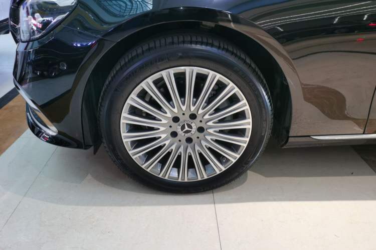 Used Mercedes-Benz E-Class 2022 Second Facelift E 300 L Luxury Edition Exterior 4