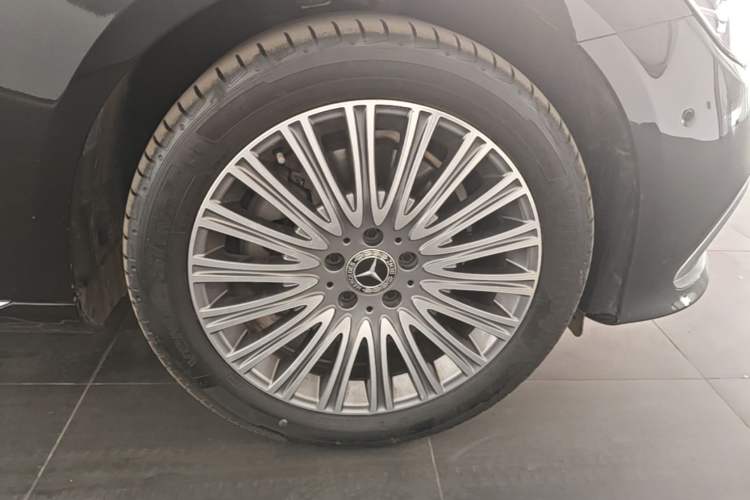 Used Mercedes-Benz E-Class 2022 Second Facelift E 300 L Luxury Edition Exterior 4