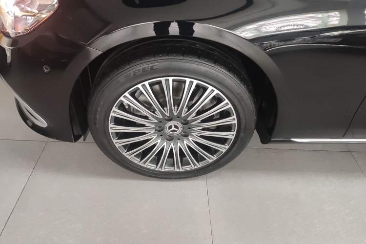 Used Mercedes-Benz E-Class 2022 Second Facelift E 300 L Luxury Edition Exterior 4