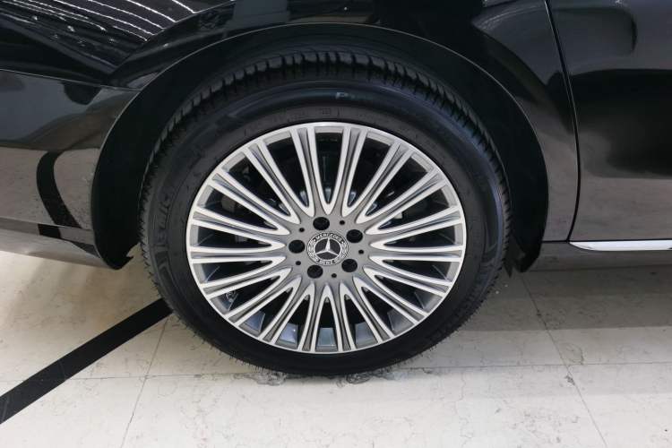 Used Mercedes-Benz E-Class 2022 Second Facelift E 300 L Luxury Edition Exterior 5