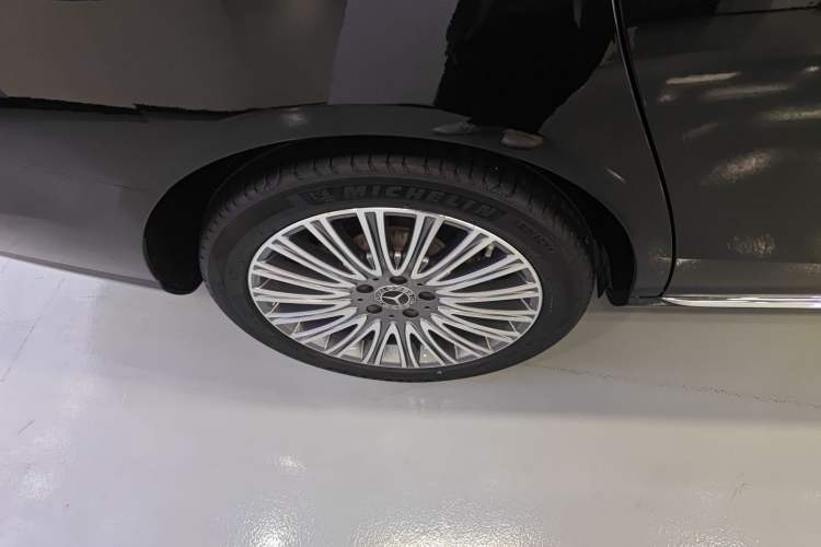 Used Mercedes-Benz E-Class 2022 Second Facelift E 300 L Luxury Edition Exterior 5