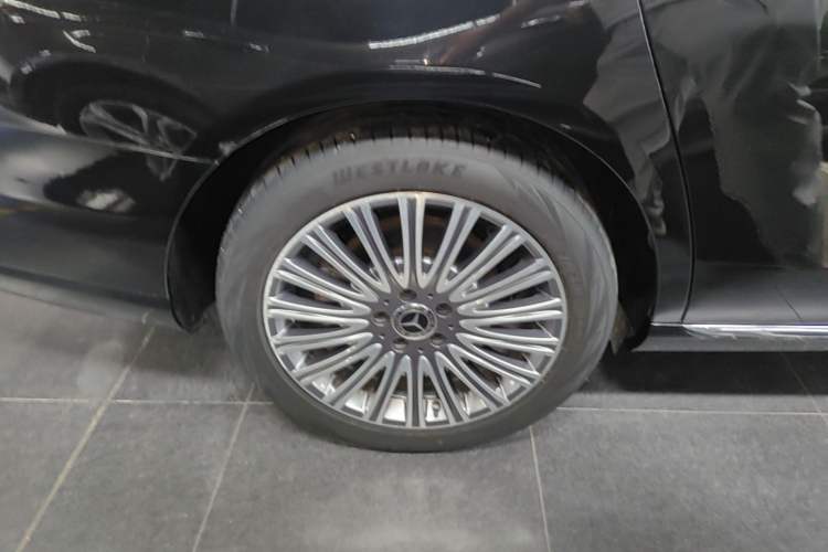 Used Mercedes-Benz E-Class 2022 Second Facelift E 300 L Luxury Edition Exterior 5
