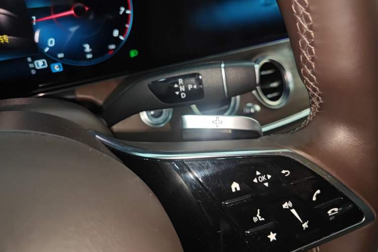 Used Mercedes-Benz E-Class 2022 Updated E 300 L Luxury Edition Gear Lever