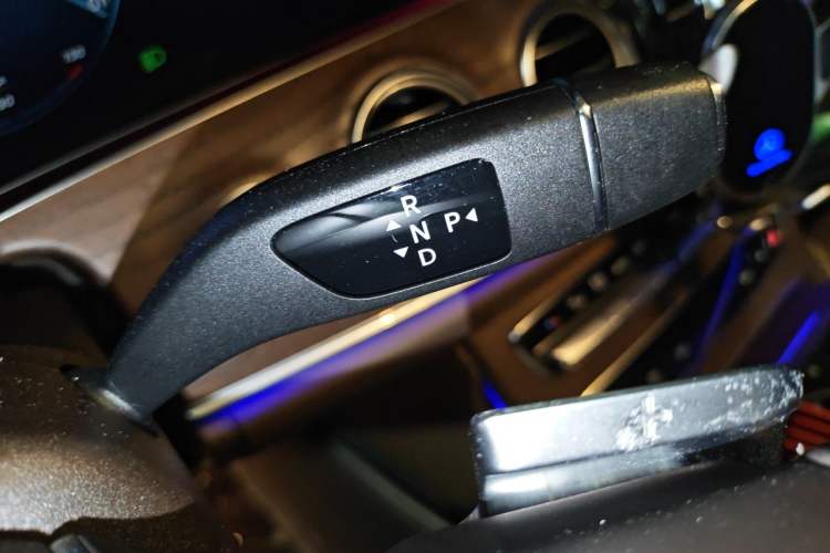 Used Mercedes-Benz E-Class 2022 Updated E 300 L Luxury Edition Gear Lever