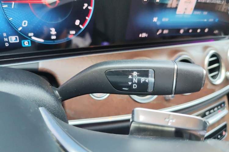 Used Mercedes-Benz E-Class 2022 Updated E 300 L Luxury Edition Gear Lever