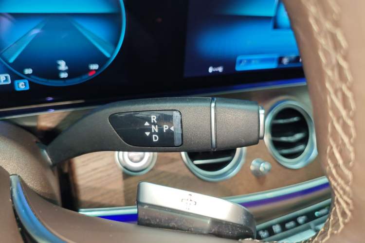 Used Mercedes-Benz E-Class 2022 Updated E 300 L Luxury Edition Gear Lever