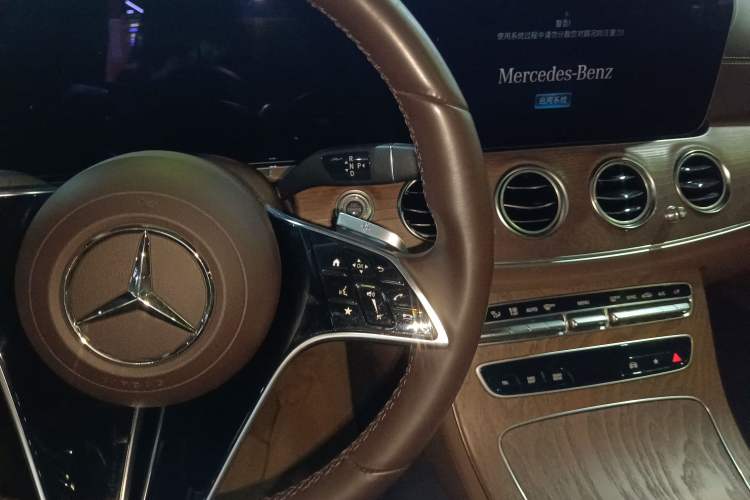 Used Mercedes-Benz E-Class 2022 Updated E 300 L Luxury Edition Gear Lever