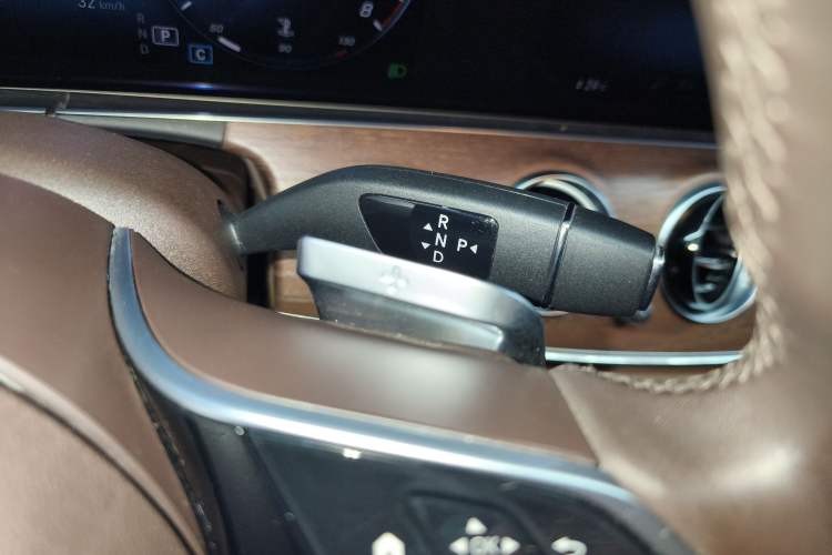 Used Mercedes-Benz E-Class 2022 Second Facelift E 300 L Luxury Edition Gear Lever