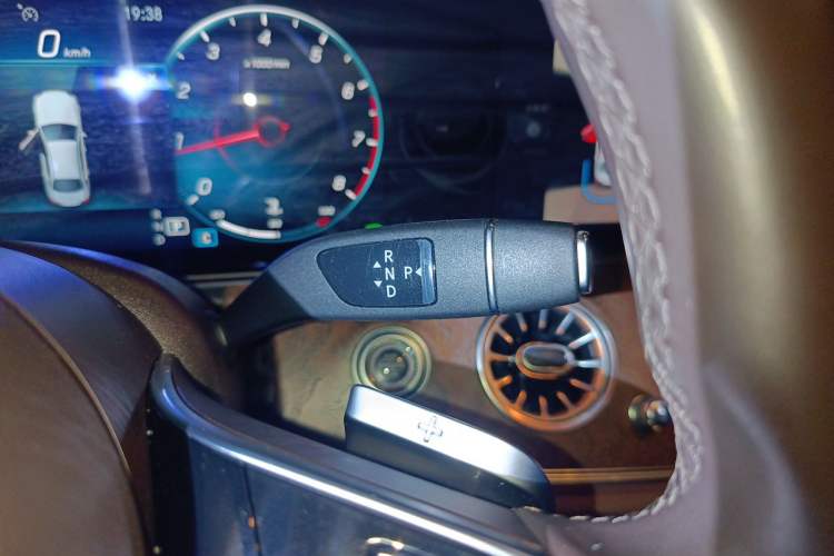 Used Mercedes-Benz E-Class 2022 Updated E 300 L Luxury Edition Gear Lever